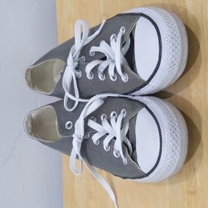 Grey 🩶 Converse All ⭐ Star low top sneakers with coral detail , women's size 9
